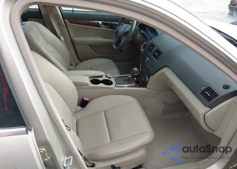 2010 Mercedes-Benz C 300 Luxury 4Matic z USA, uszkodzony, nr VIN WDDGF8BB6AF447916